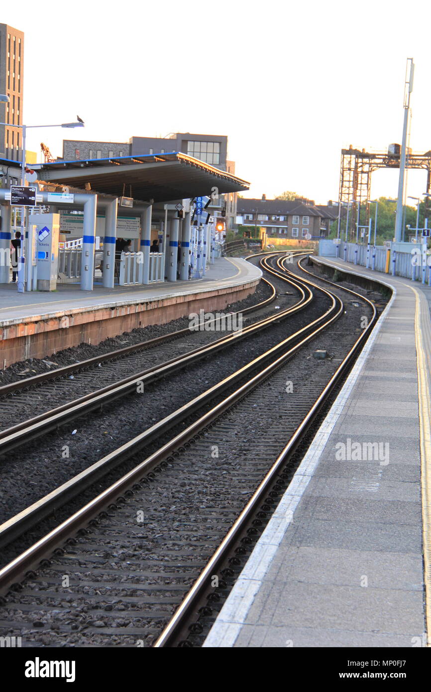 Warten auf die S-Bahn von London an einem sonnigen Abend am Bahnhof Greenwich, Greenwich, London, England, UK, PETER GRANT Stockfoto