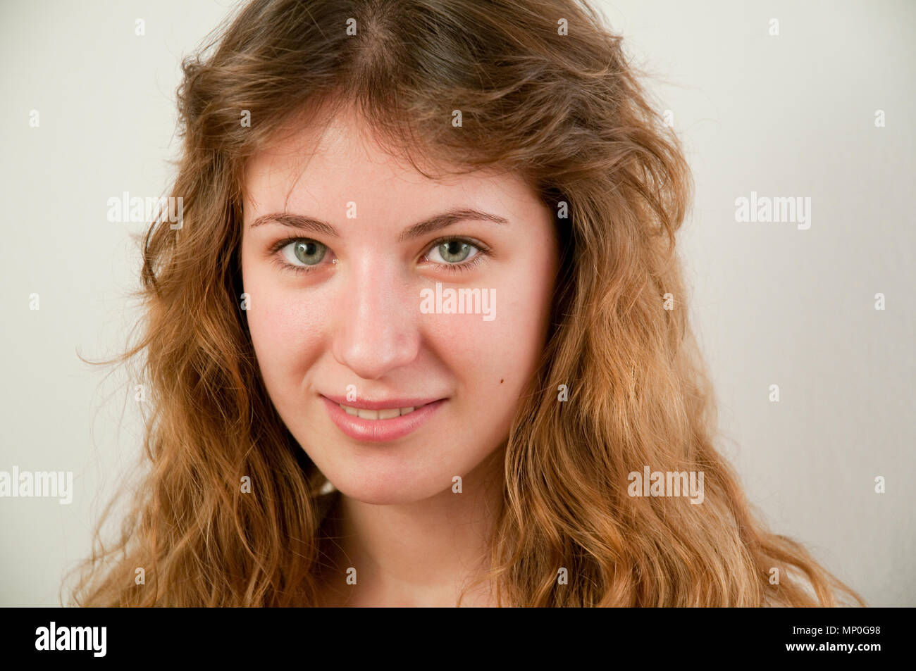 Porträt der jungen Frau lächelt und schaut in die Kamera. Schließen Sie die Ansicht. Stockfoto