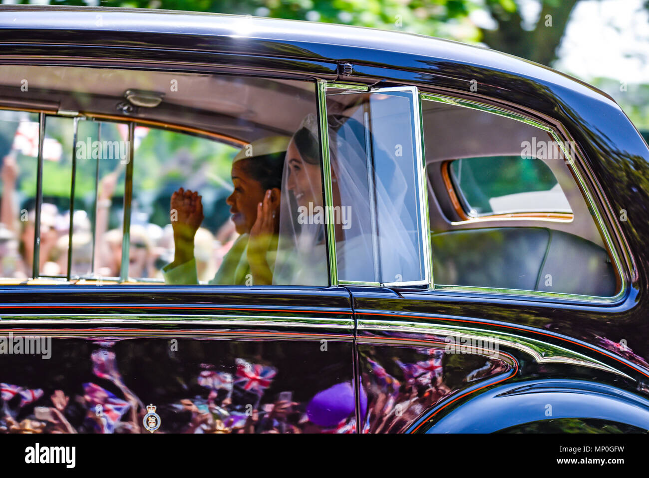 Meghan Markle und Mutter Doria Ragland anreisen, für die königliche Hochzeit in einem Oldtimer Rolls Royce Phantom an Geschwindigkeit entlang der langen Fahrt gehen, Windsor Stockfoto