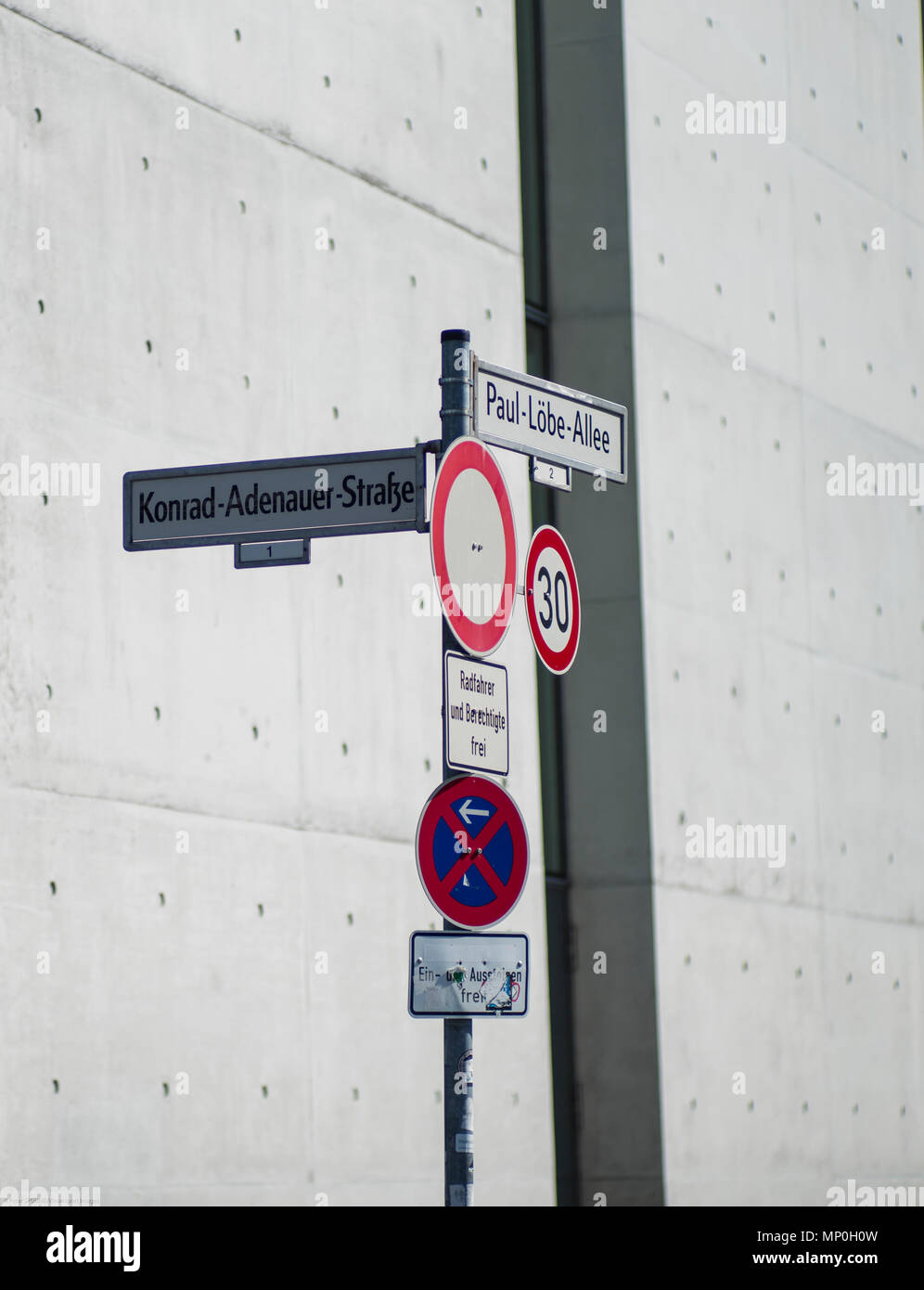 Berlin, Deutschland, Dienstag, 29.08.17, Straße, Zeichen und Hinweisschilder, Kreuzung, Konrad Adenauer, Paul-Löbe-Allee, Reichstag, Platz der Republik, Stockfoto