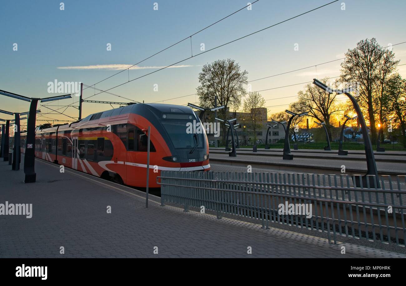 Tallinn, Estland, Mai 2018. Orange World Zug warten auf Kurs im Hauptbahnhof gefärbt. Stockfoto