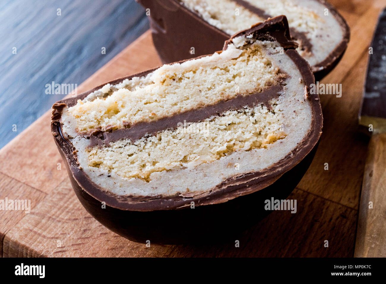 Türkisches Dessert Sirozbek, Schokolade Marzipan. (Marzipan). Traditionelle Speisen. Stockfoto