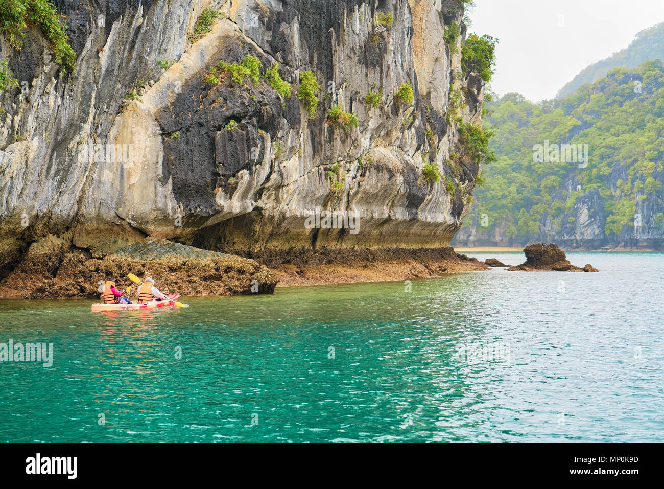 Kanu in Ha Long Bay, Vietnam, Asien Stockfoto