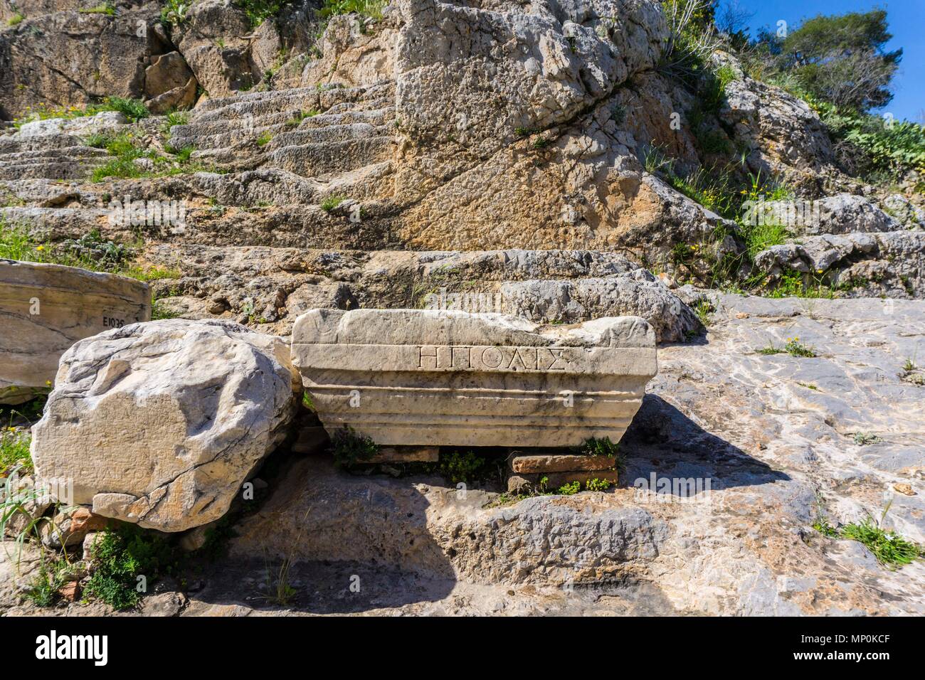 Inschriften in die archäologische Stätte von Eleusis. Stockfoto