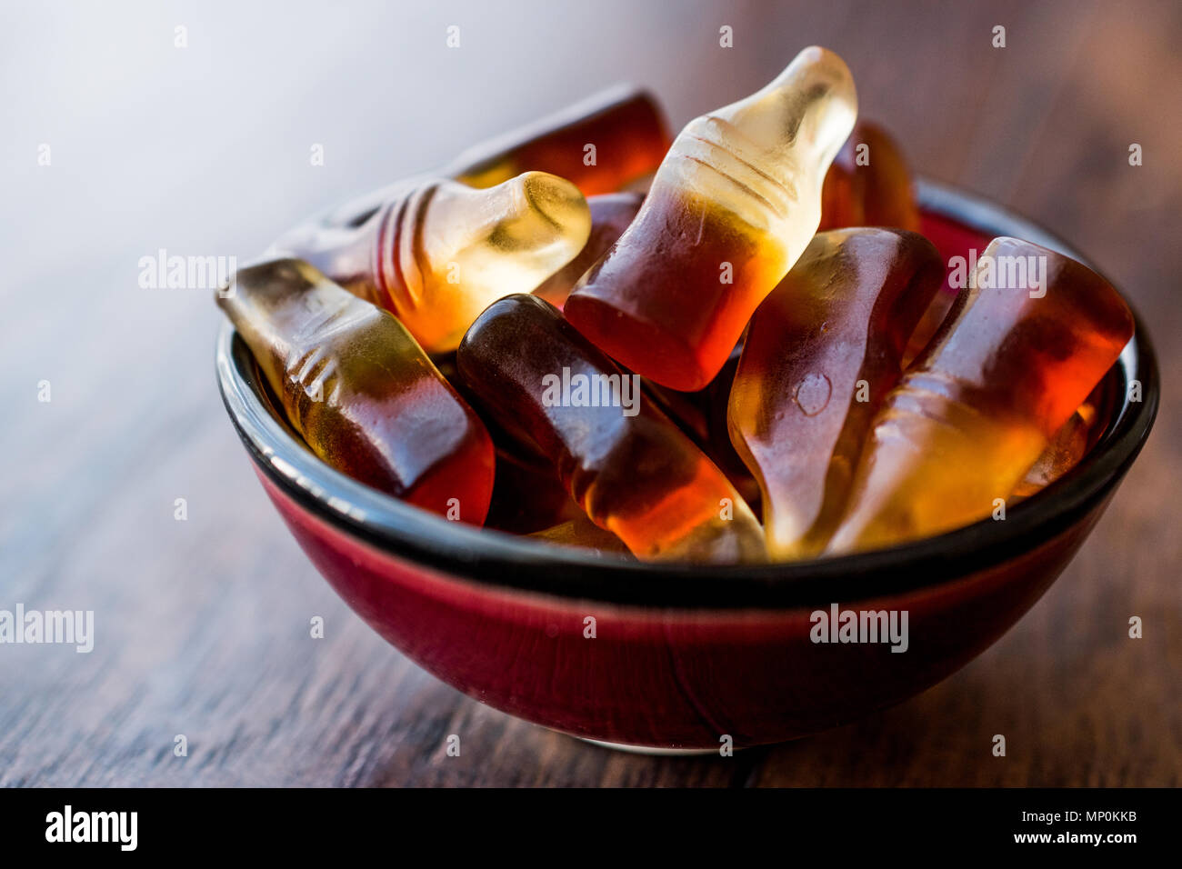 Cola aromatisiert Gummibärchen Gelees in der Form von Flaschen. Süßwaren Konzept. Stockfoto