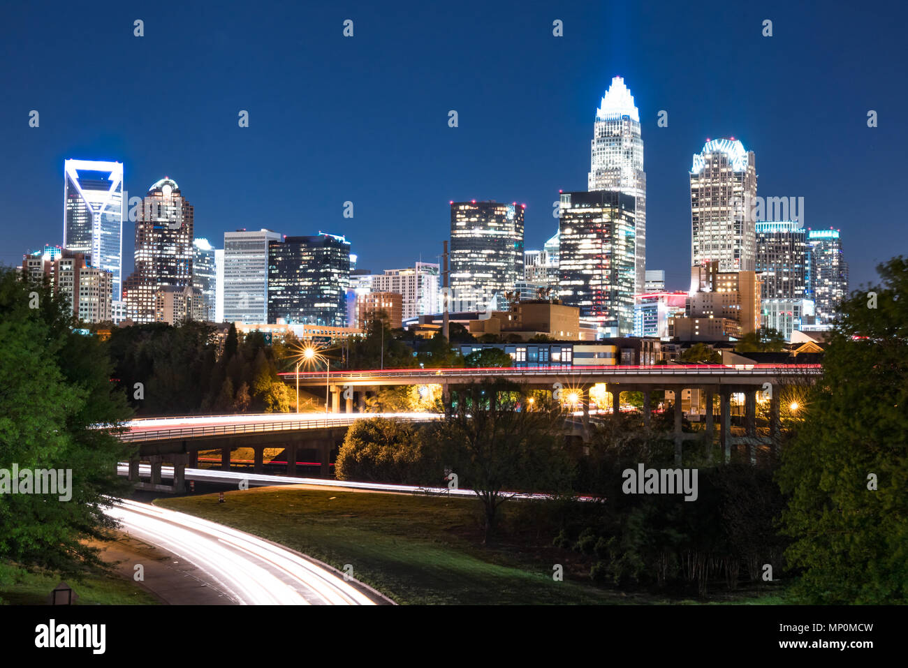 Skyline von Charlotte, North Carolina bei Nacht Stockfoto