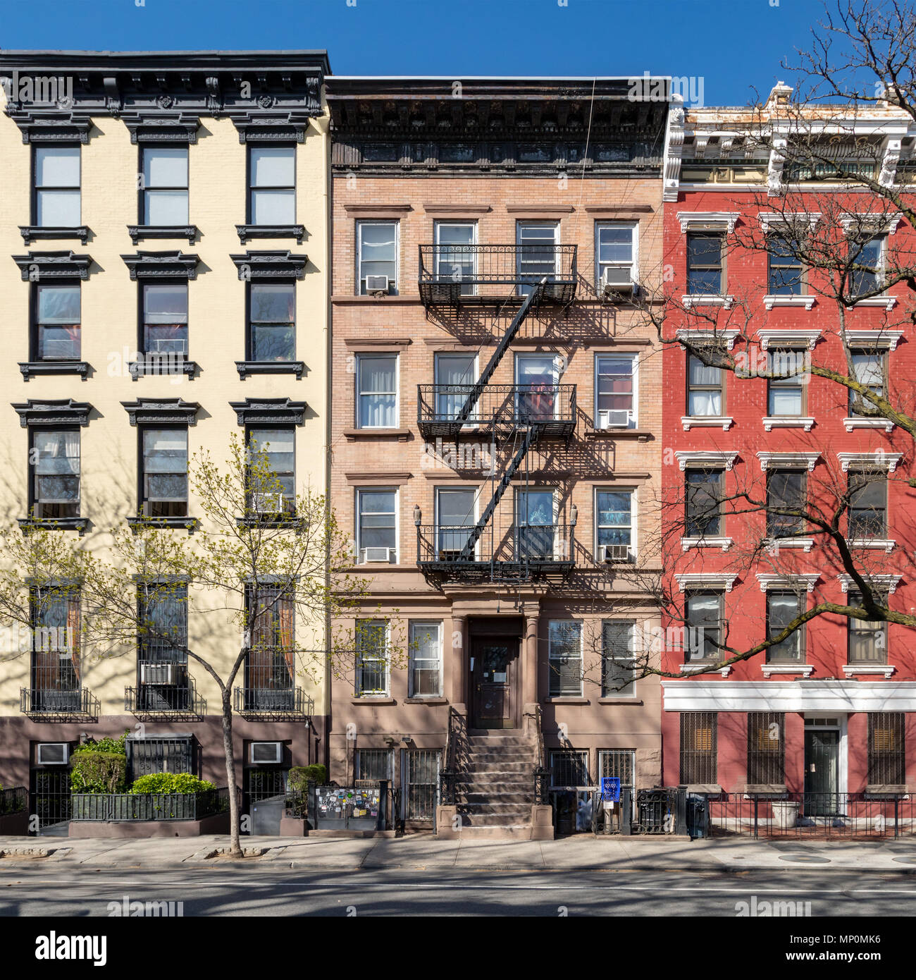 Bunte alte Gebäude entlang der Tompkins Square Park im East Village von Manhattan in New York City NYC Stockfoto