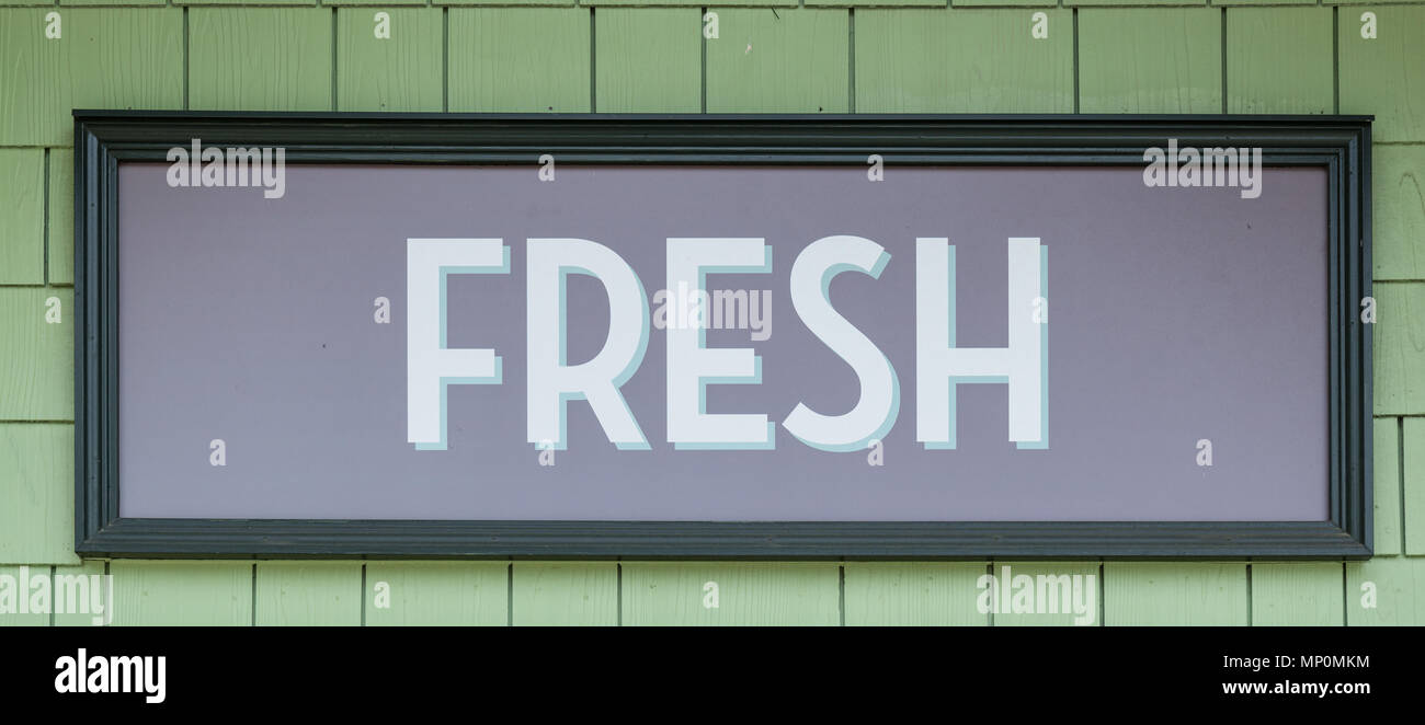 Schild am Markt Werbung frische Nahrung und Produzieren Stockfoto