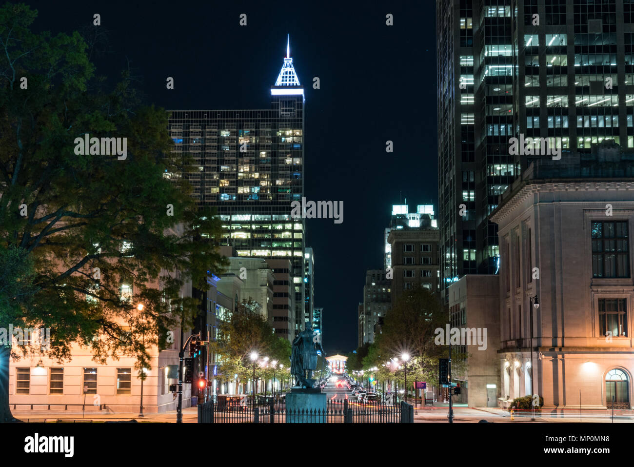 RALEIGH, NC - 17. APRIL 2018: George Washington Statue und der Innenstadt von Raleigh, North Carolina auf Fayetteville Straße vom Capitol Building bei Nacht Stockfoto