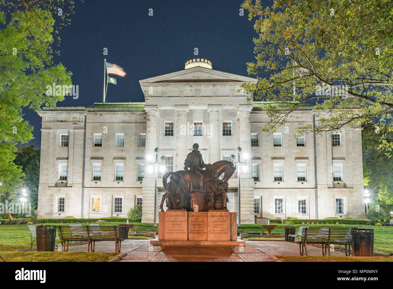 RALEIGH, NC - 17. APRIL 2018: die Statue zum Gedenken an den Präsidenten James Polk, Andrew Jackson und Andrew Johnson an der North Carolina Capitol Building in Stockfoto