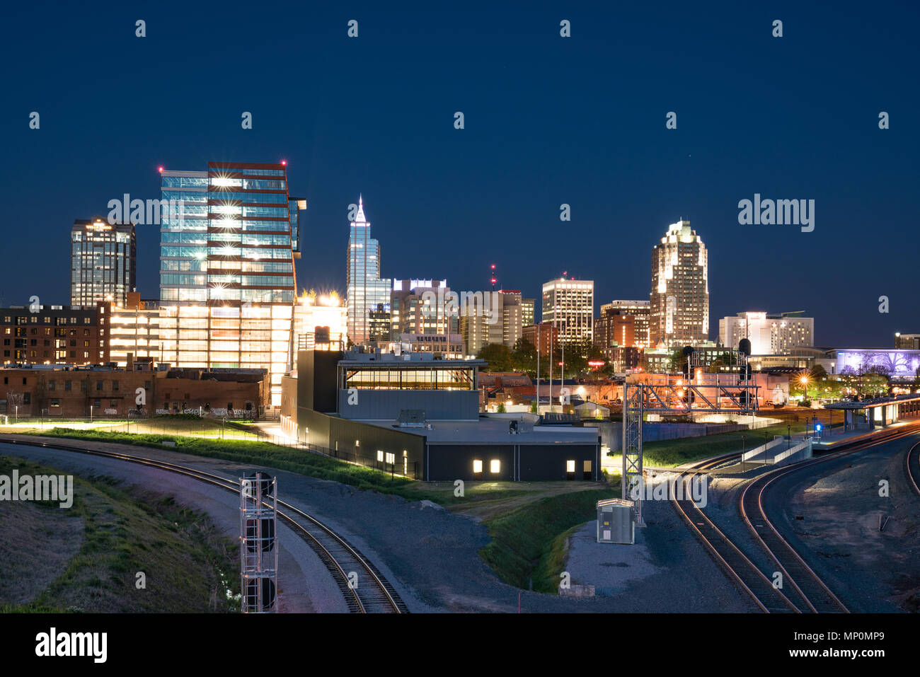 RALEIGH, NC - 17. APRIL 2018: Raleigh, North Carolina Night Skyline vom Boylan Avenue Bridge Stockfoto