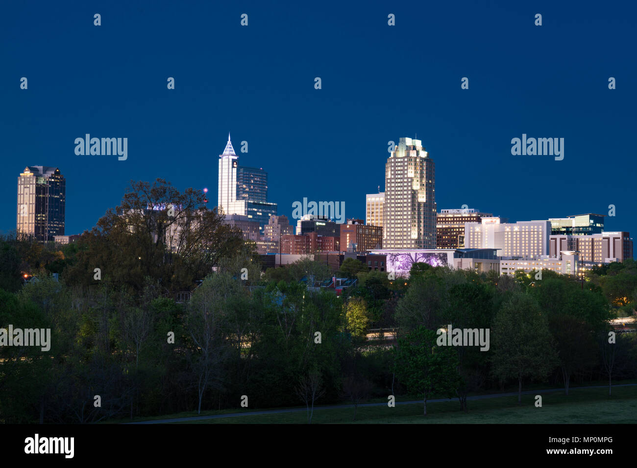 RALEIGH, NC - 17. APRIL 2018: Raleigh, North Carolina Night Skyline von Dorothea Dix Park Stockfoto