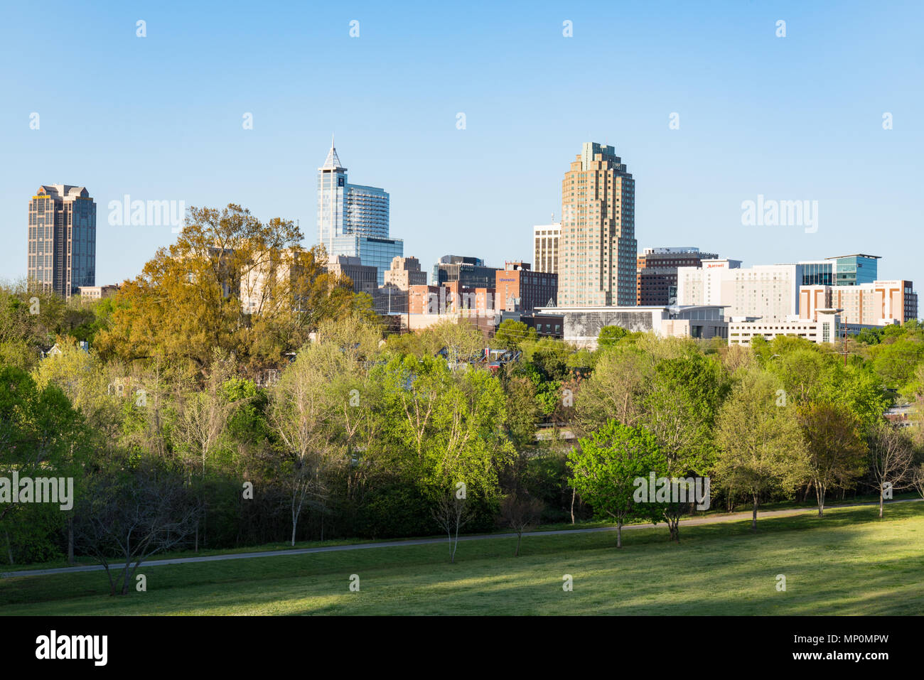 RALEIGH, NC - 17. APRIL 2018: Raleigh, North Carolina Skyline von Dorothea Dix Park Stockfoto