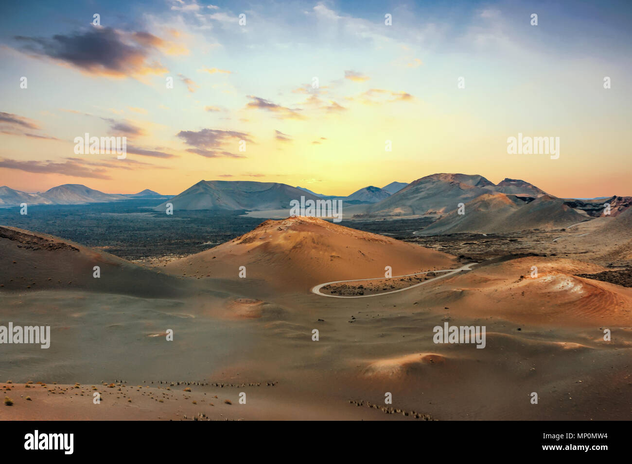 Malerischer Blick auf eine Straße den Timanfaya-nationalpark Kreuzung bei Sonnenuntergang. Lanzarote, Kanarische Inseln, Spanien. Stockfoto