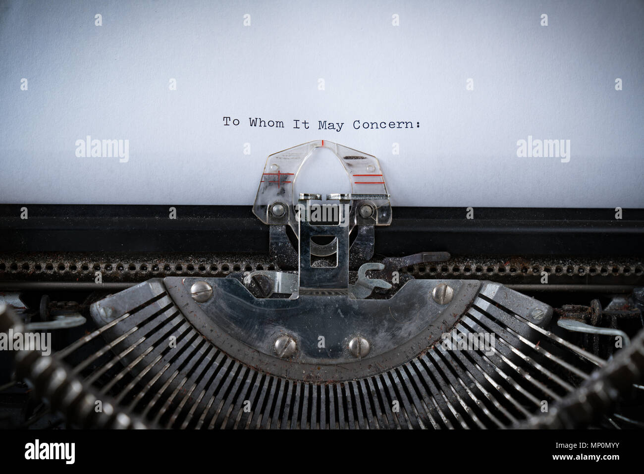 Die phrase Wen es angeht auf einer alten Schreibmaschine Stockfoto