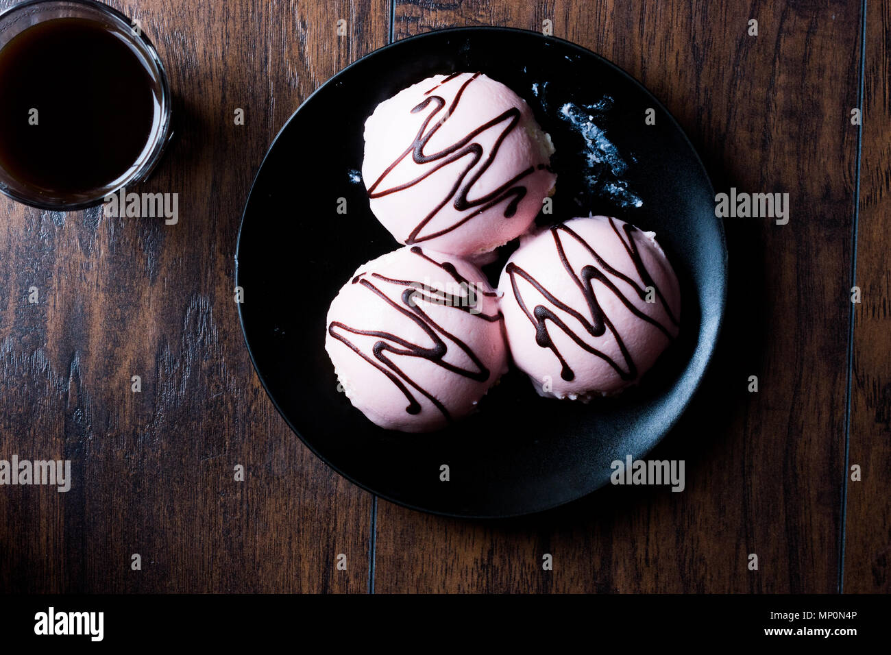 Princess Rosa Sahnetorte mit Marzipan/Marzipan und Kaffee. Traditionelle Dessert. Stockfoto