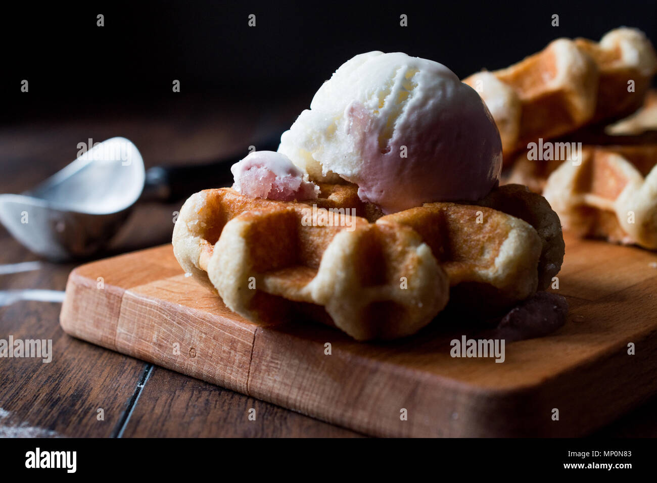 Belgische Waffeln mit Eis auf Holz- Oberfläche. Traditionelle Speisen. Stockfoto