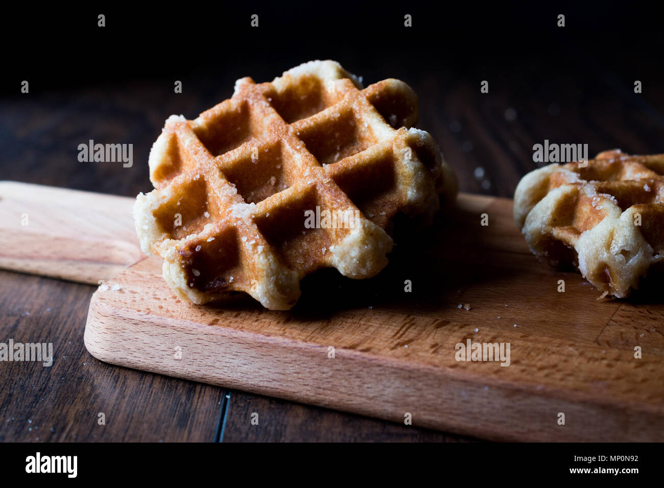 Plain Belgien Waffel auf Holz- Oberfläche. Traditionelle Speisen. Stockfoto