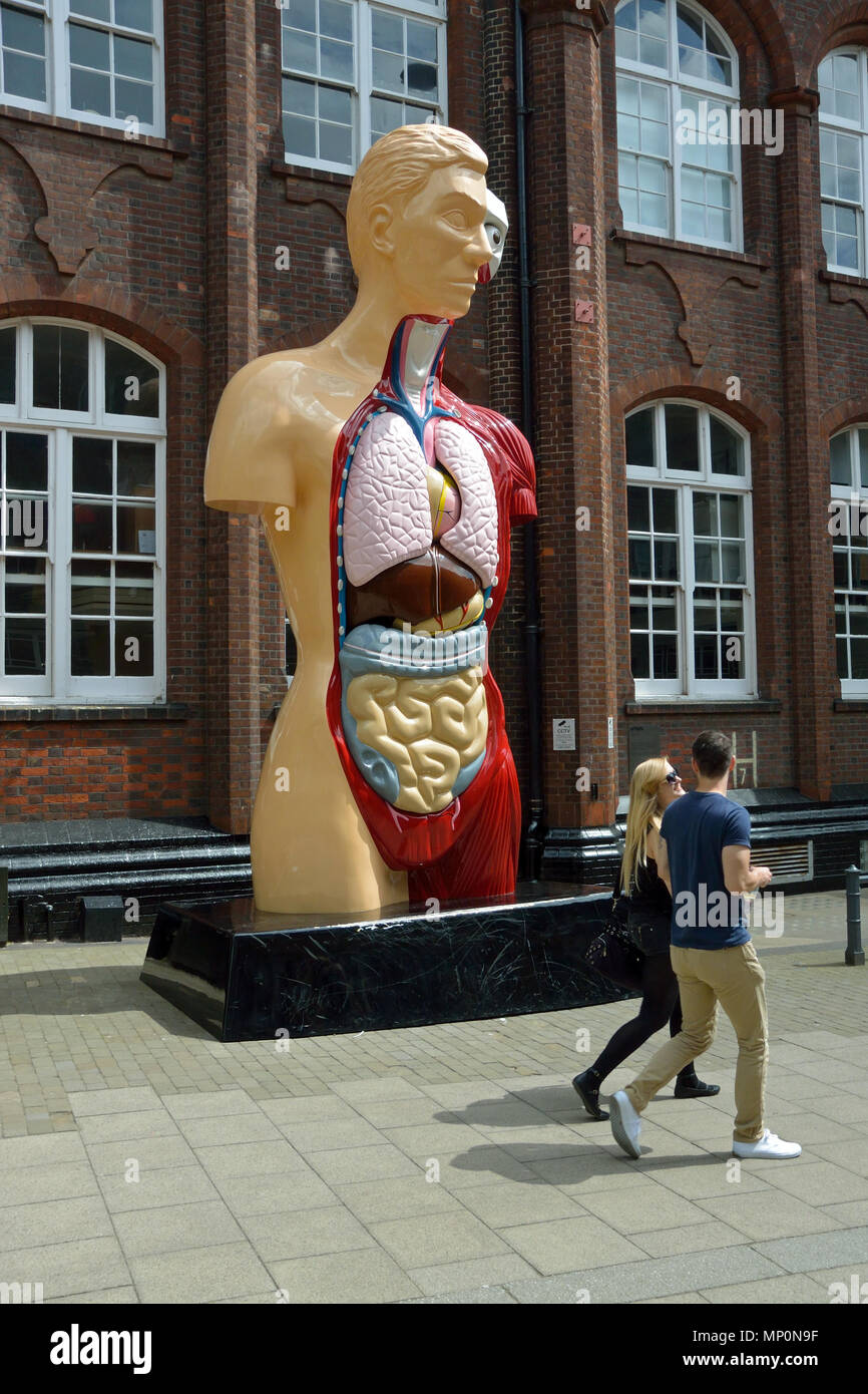 Damien Hirst Skulptur 'Lied' auf temporäre Anzeige in St. Georges Street außerhalb der Norwich Universität der Künste, Norwich, Norfolk, Großbritannien Stockfoto