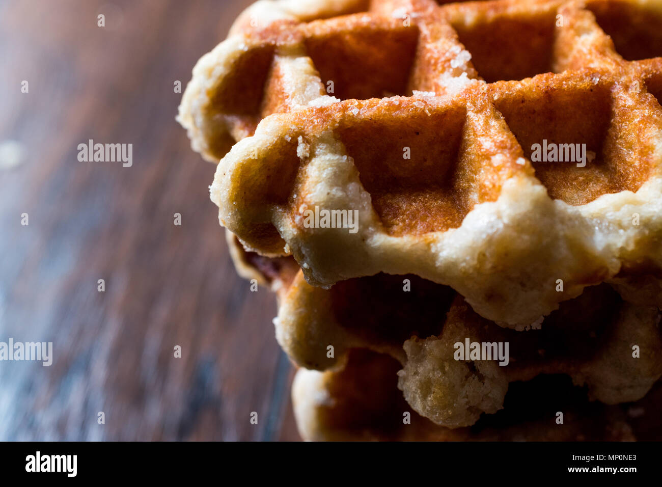 Stapel Belgien Waffel auf Holz- Oberfläche. Traditionelle Speisen. Stockfoto