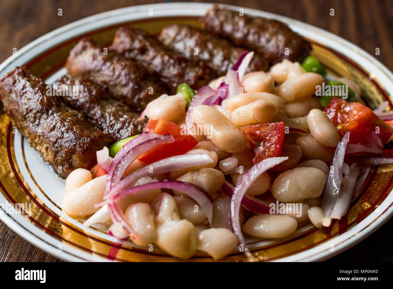 turkische-piyaz-salat-mit-kofte-oder-kofte-traditionelle-speisen-mp0nk0.jpg