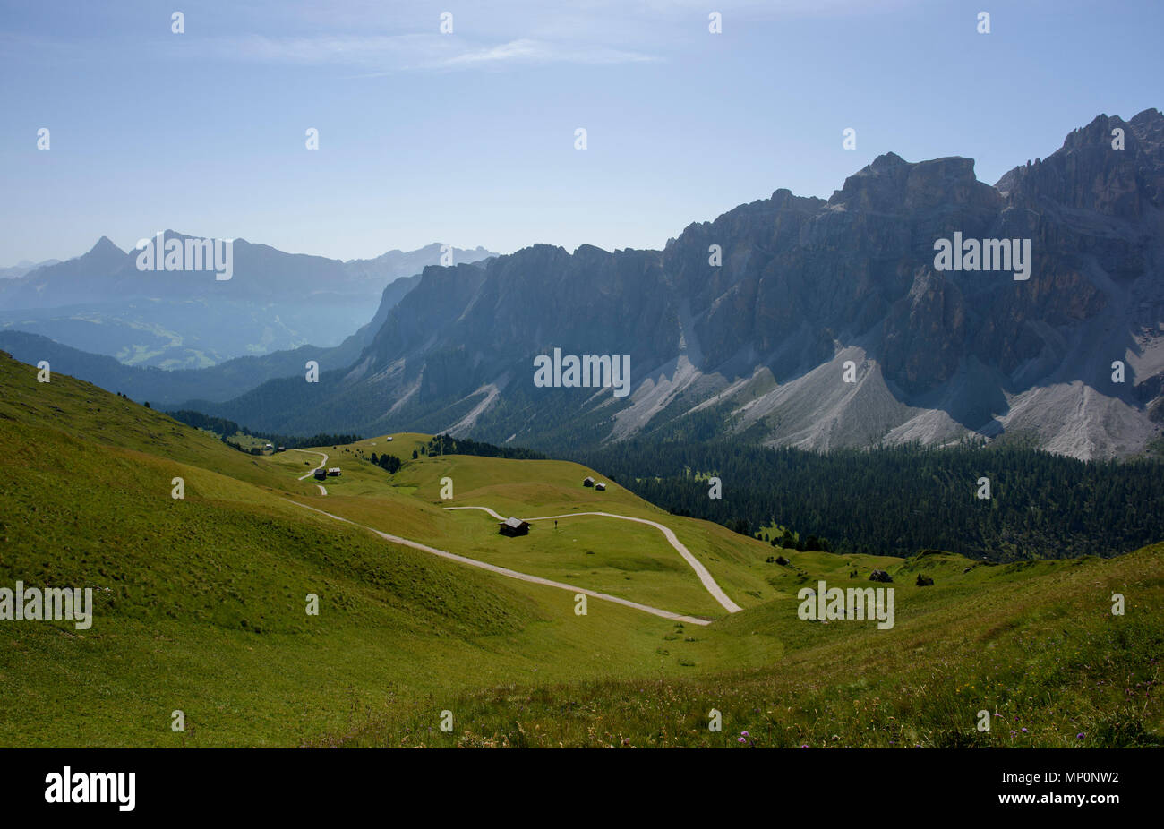 Blick auf die Geisler Gruppe von Bergen, Teil der Dolomiten im Naturpark Puez-Geisler, Südtirol, Provinz Bozen, Italien. Stockfoto