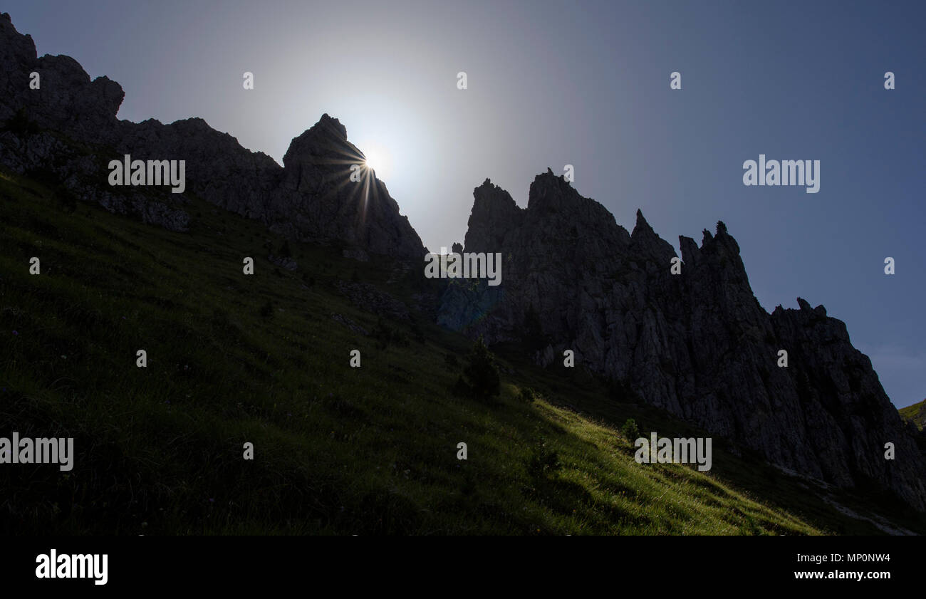 Blick auf die Geisler Gruppe von Bergen, Teil der Dolomiten im Naturpark Puez-Geisler, Südtirol, Provinz Bozen, Italien. Stockfoto