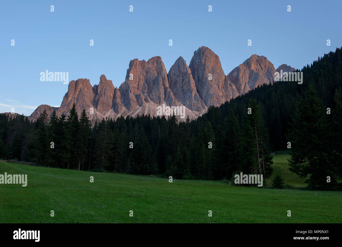 Blick auf die Geisler Gruppe von Bergen, Teil der Dolomiten im Naturpark Puez-Geisler, Funes Provinz Bozen - Südtirol, Italien. Stockfoto