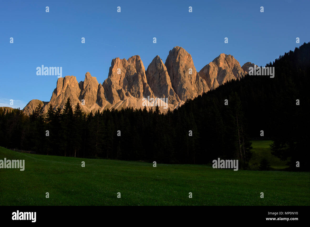 Blick auf die Geisler Gruppe von Bergen, Teil der Dolomiten im Naturpark Puez-Geisler, Funes Provinz Bozen - Südtirol, Italien. Stockfoto