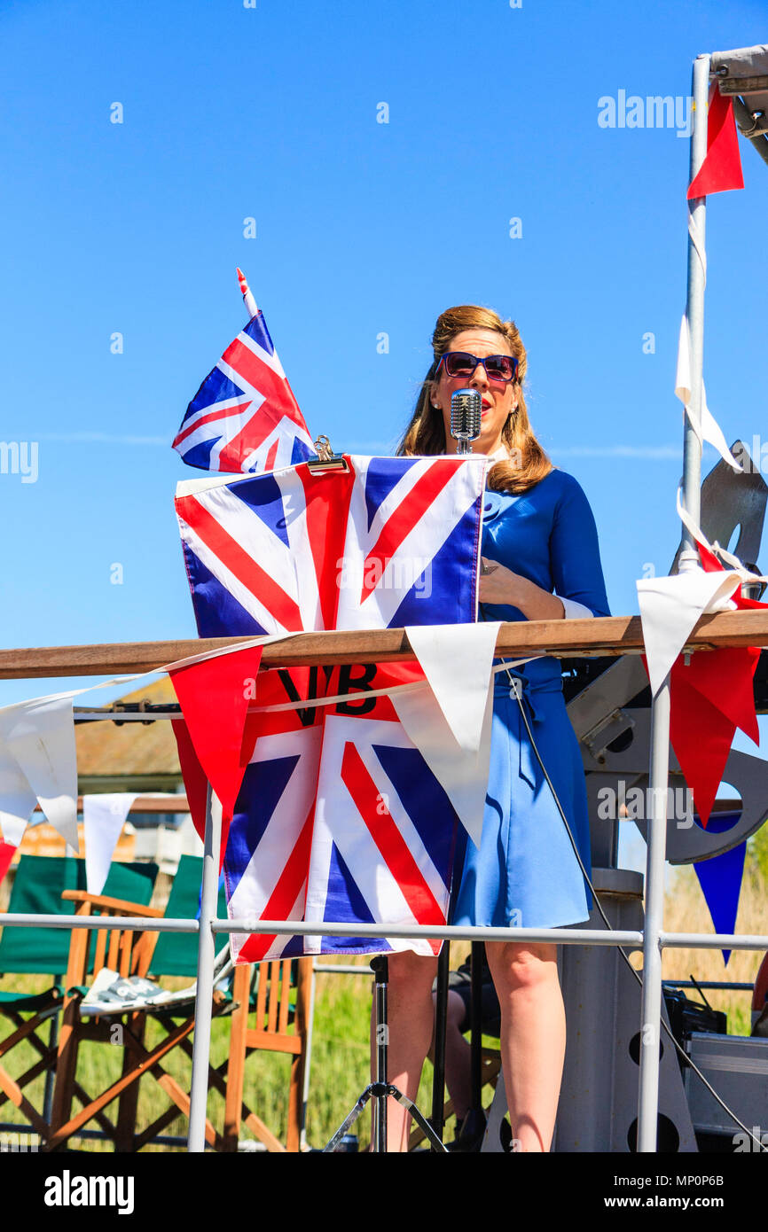 Gruß zu den 40er Jahren beliebte nostalgische Veranstaltung. Frau Sänger der Sieg der Kriegszeit Band, winken Union Jack und Singen auf dem Deck des P22 am Sandwich. Stockfoto