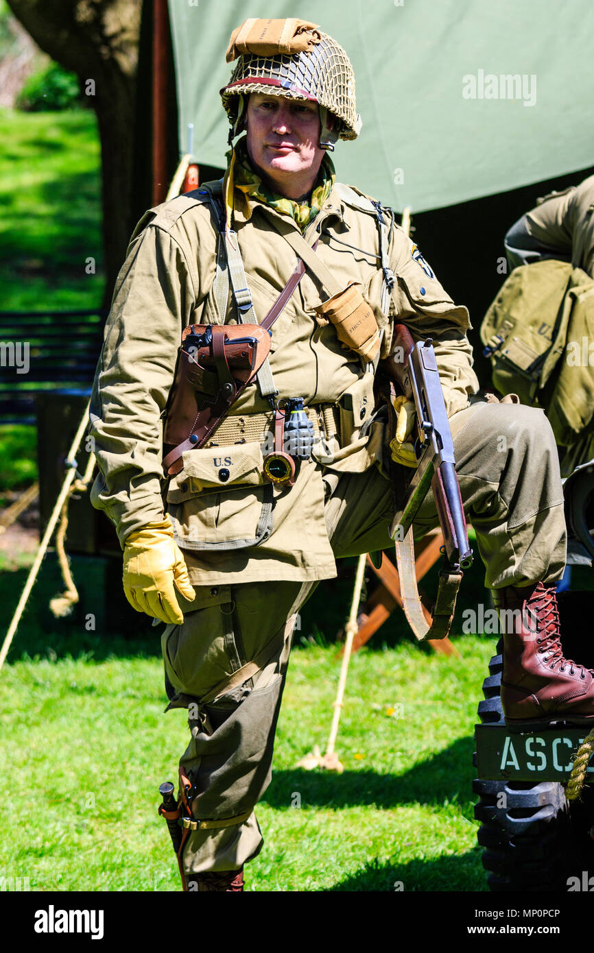 Gruß zu den 40er Jahren beliebte Veranstaltung am Sandwich in Kent. Weltkrieg zwei amerikanische Soldaten stehen in voller Kampf Kit. Stockfoto