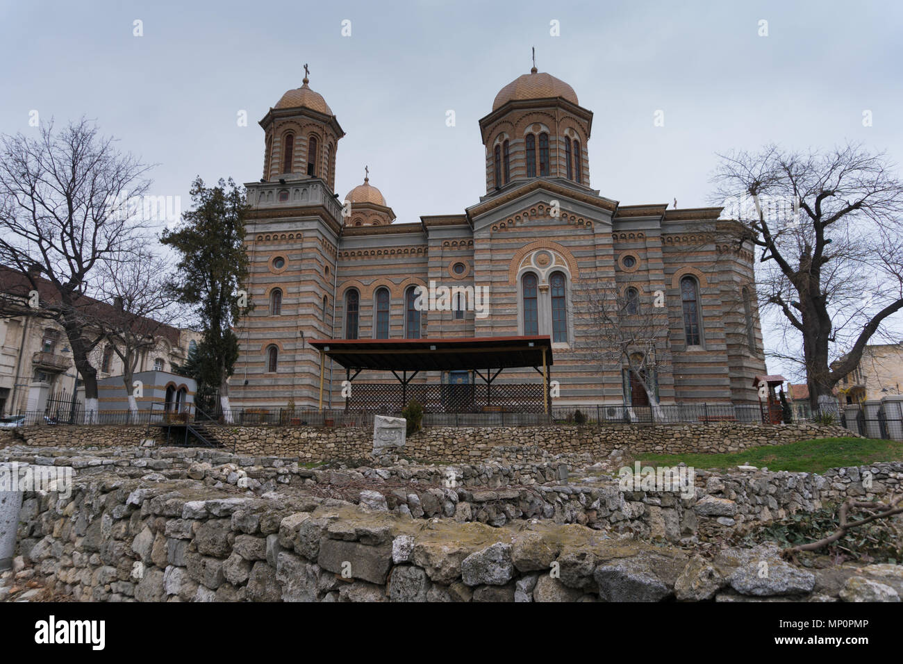 Metropolit der Orthodoxen Kathedrale, Tomis Constanta mit Ruinen der Festung Stockfoto