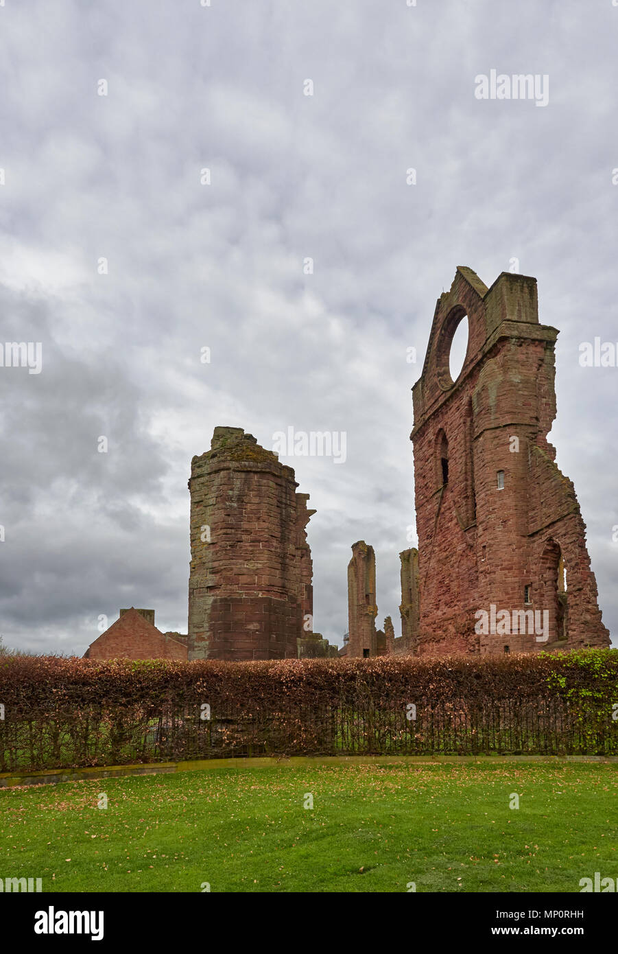 Arbroath Abbey Ruinen unter einem verdunkelnden Himmel mit Regen beginnen zu fallen. Arbroath, Angus, Schottland. Stockfoto