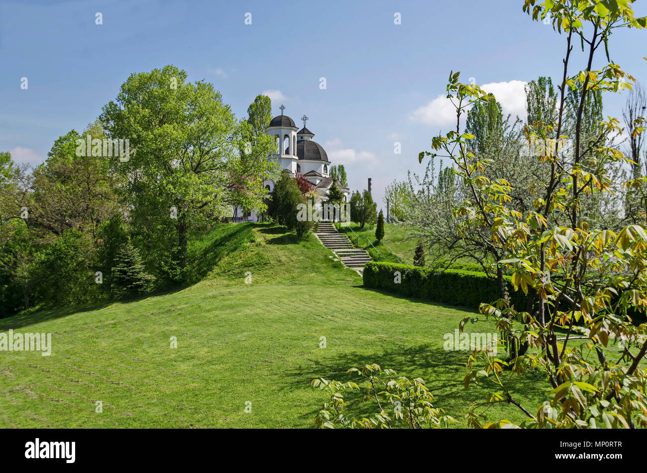 Anfang Frühling Grün, der Glockenturm und die Kirche mit der modernen Architektur in den Bezirk Drujba, Sofia, Bulgarien Stockfoto