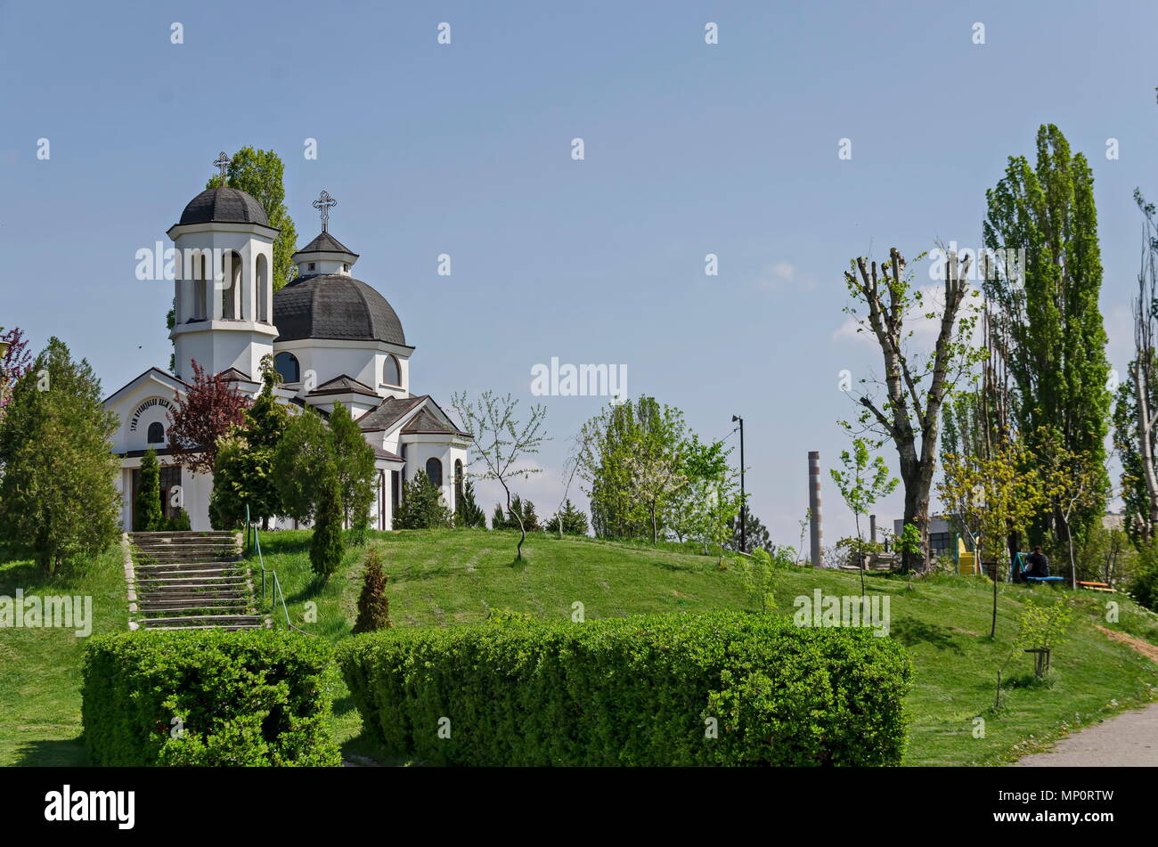 Anfang Frühling Grün, der Glockenturm und die Kirche mit der modernen Architektur in den Bezirk Drujba, Sofia, Bulgarien Stockfoto