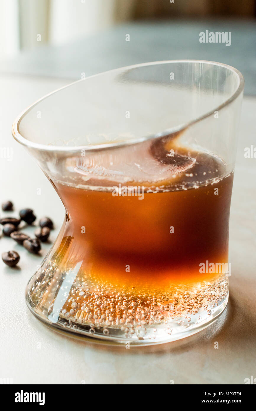 Espresso Tonic mit Eis im Glas. Beverage Konzept. Stockfoto