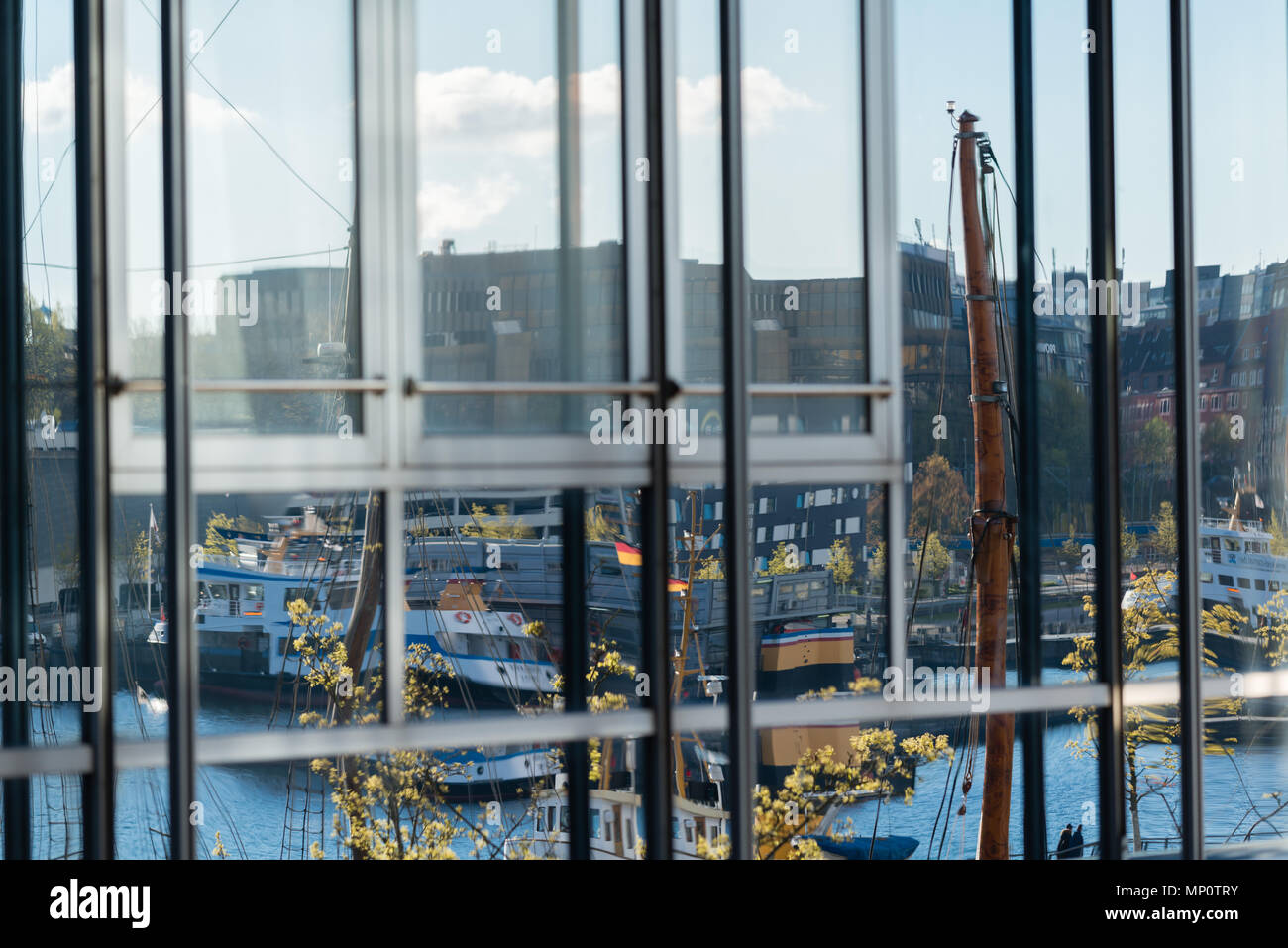 Das Ende der Kieler Förde, Hörn, Spiegelung im Glas vor einem Bürogebäude, Kiel, Schleswig-Holstein, Deutschland Stockfoto