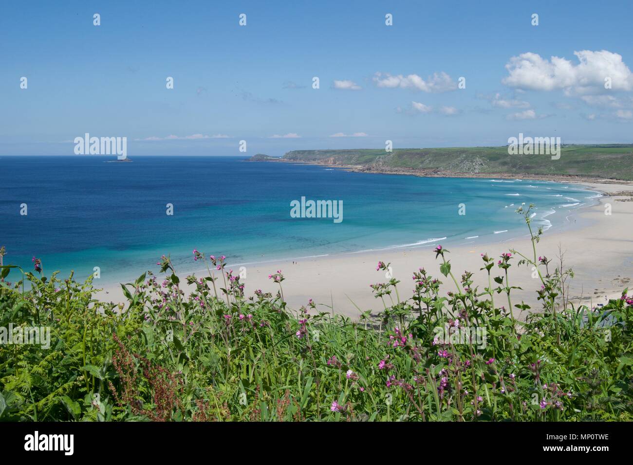 Ein Blick auf die schönen weißen Sandstrand von Sennen Cove, Cornwall, UK. Stockfoto