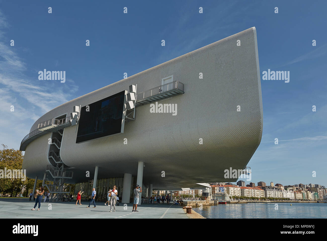 SANTANDER, SPANIEN - 29. SEPTEMBER 2017: Centro Botin oder Botin Center wurde vom italienischen Architekten Renzo Piano entworfen und es ist kulturelle Einrichtung Gebäude Stockfoto