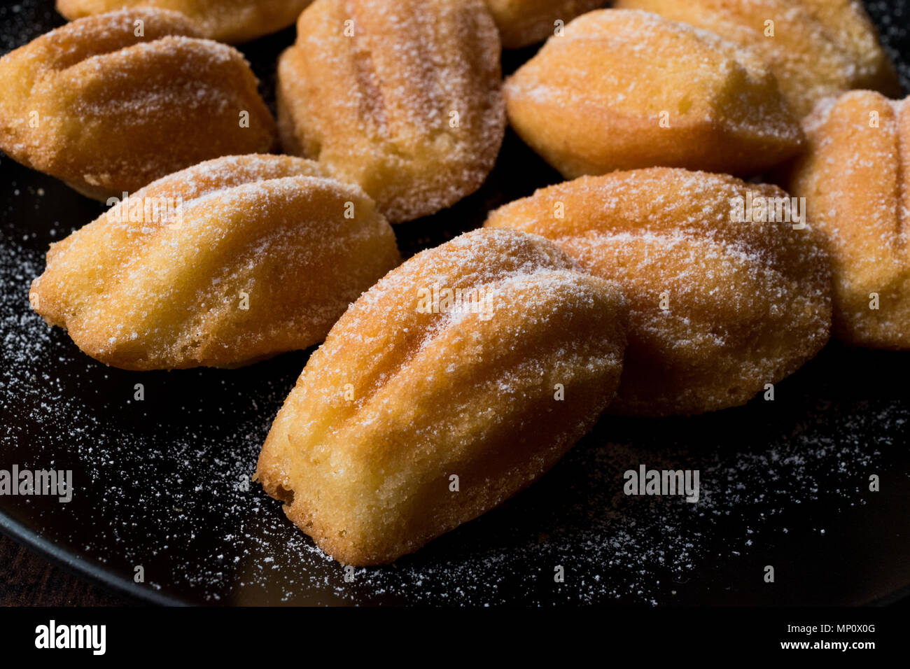 Hausgemachte Madeleine Kuchen mit Puderzucker. Traditionelle Cookies  Stockfotografie - Alamy