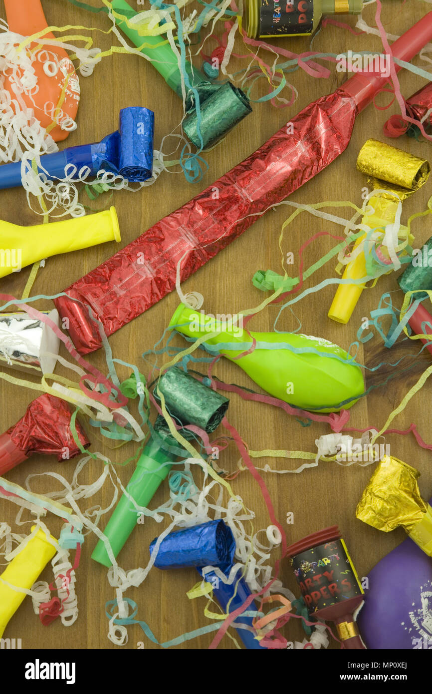 Schuss von Partydekorationen, Nahaufnahme Party Poppers, Horn Gebläse, Luftschlangen, Luftballons, Stockfoto