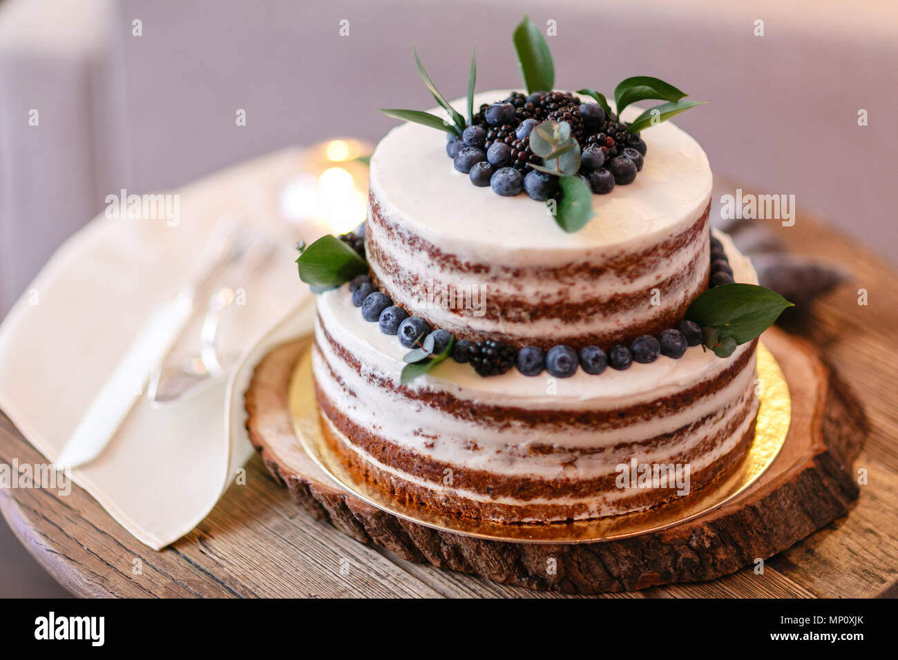 Hochzeit oder Geburtstag Kuchen mit Beeren. Süße Torte auf Bankett im