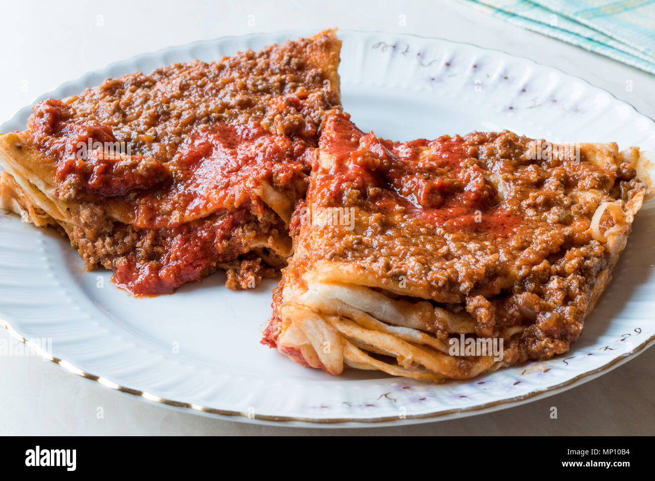 Türkische Lebensmittel Kayseri Yaglama mit Hackfleisch, Joghurt und Tomatenmark. Traditionelle Speisen. Stockfoto