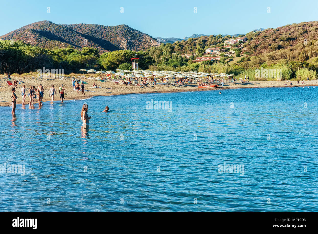 Domus de Maria, Italien, 14. September 2017: Menschen bei Chia Strand nahe dem Mittelmeer, Sardinien, Italien Stockfoto