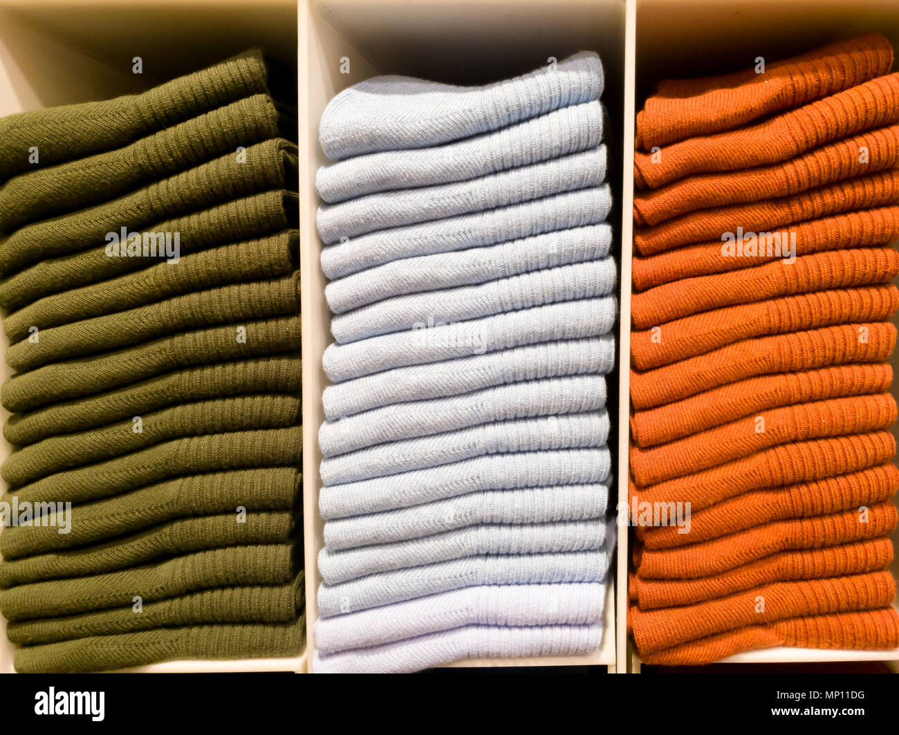 Farbenfrohe Socken auf Regalen Stapeln für den Verkauf in Clothing Store Stockfoto