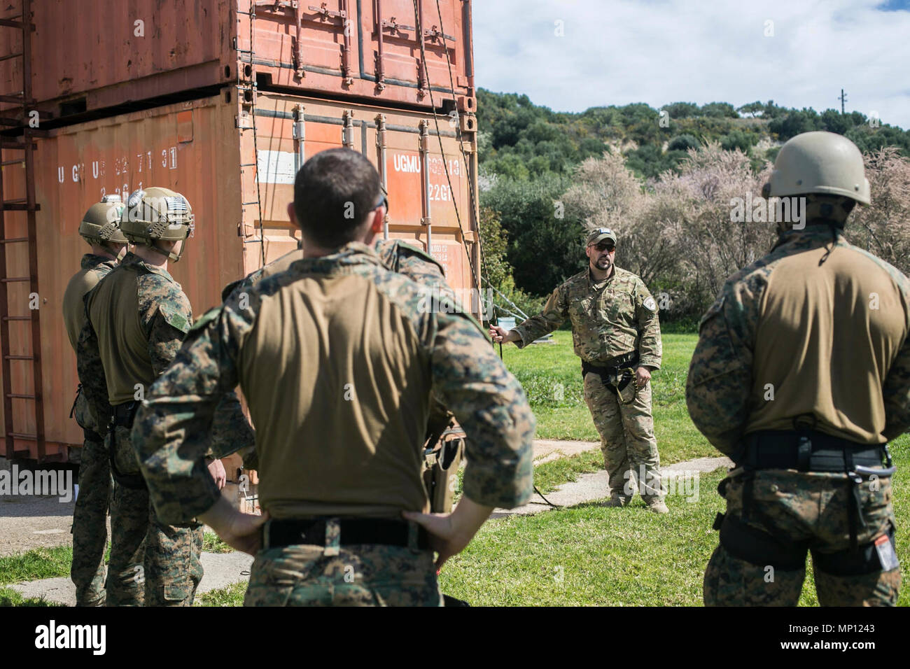 Die SOUDA BUCHT, Griechenland (6. März 2018) Die Griechische Marine Instructor, zugeordnet zu den NATO-Maritime Verbot Operations Training Center (NMIOTC), Slips Marines zugeordnet zu maritimen Raid-Kraft (MRF), 26 Marine Expeditionary Unit (MEU), vor der Durchführung schnelle Seil und Container Inspektion Ausbildung bei Marinebasis Souda Bay, Griechenland, 6. März 2018. Die NMIOTC hosted Ausbildung des MRF der MEU weiter für Maritime Security Operations vorbereiten können, sowie die Möglichkeiten der Partnerstaaten im maritimen Verbot Operationen zu stärken. Stockfoto