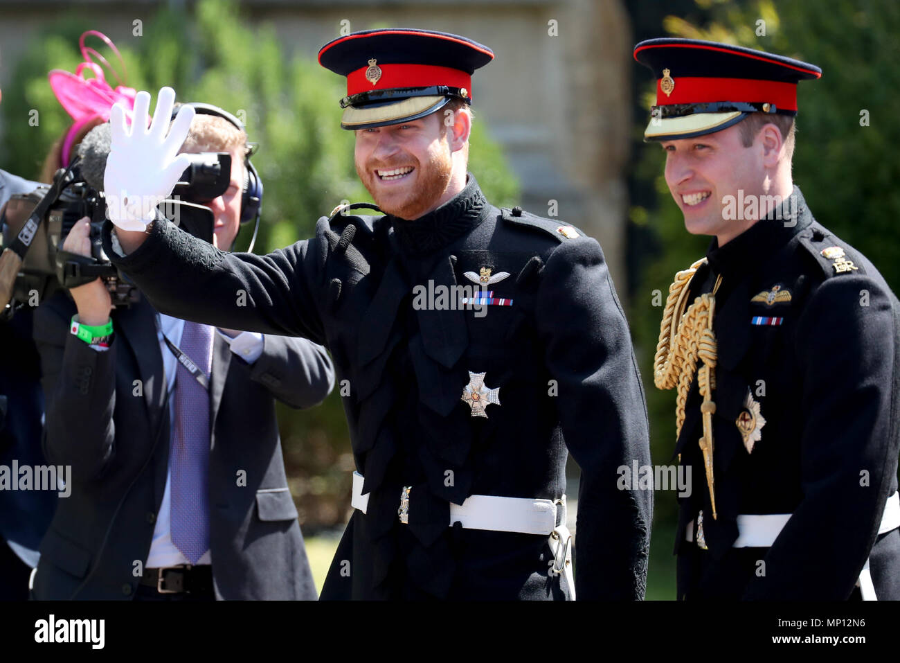 Prinz Harry und der Herzog von Cambridge kommen an der St. George's Chapel in Windsor Castle, bevor Prinz Harry's Hochzeit Meghan Markle. Stockfoto