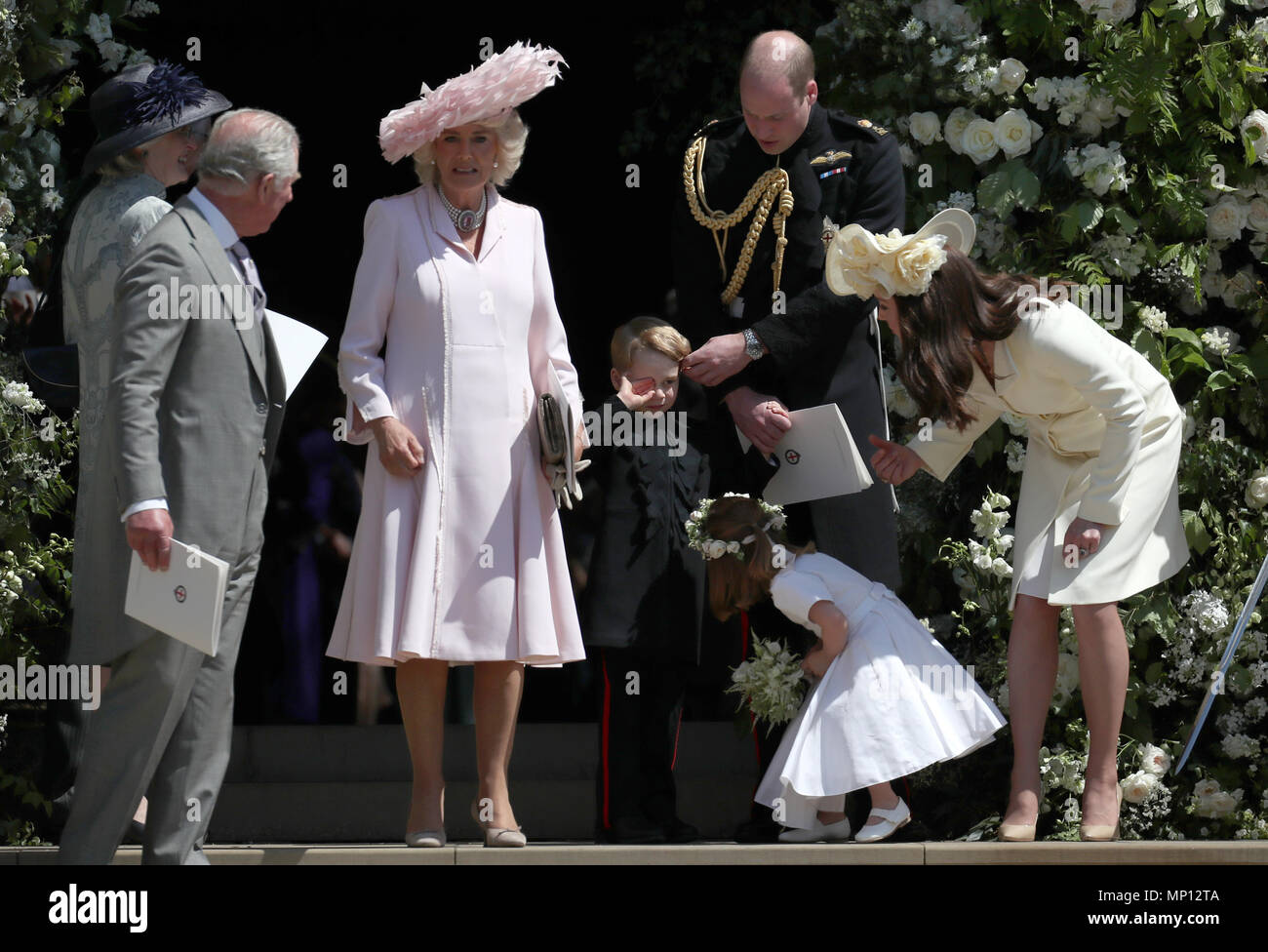 Der Prinz von Wales und die Herzogin von Cornwall, der Herzog und die Herzogin von Cambridge mit Prince George und Prinzessin Charlotte verlassen St George's Chapel in Windsor Castle nach der Hochzeit von Prinz Harry und Meghan Markle. Stockfoto