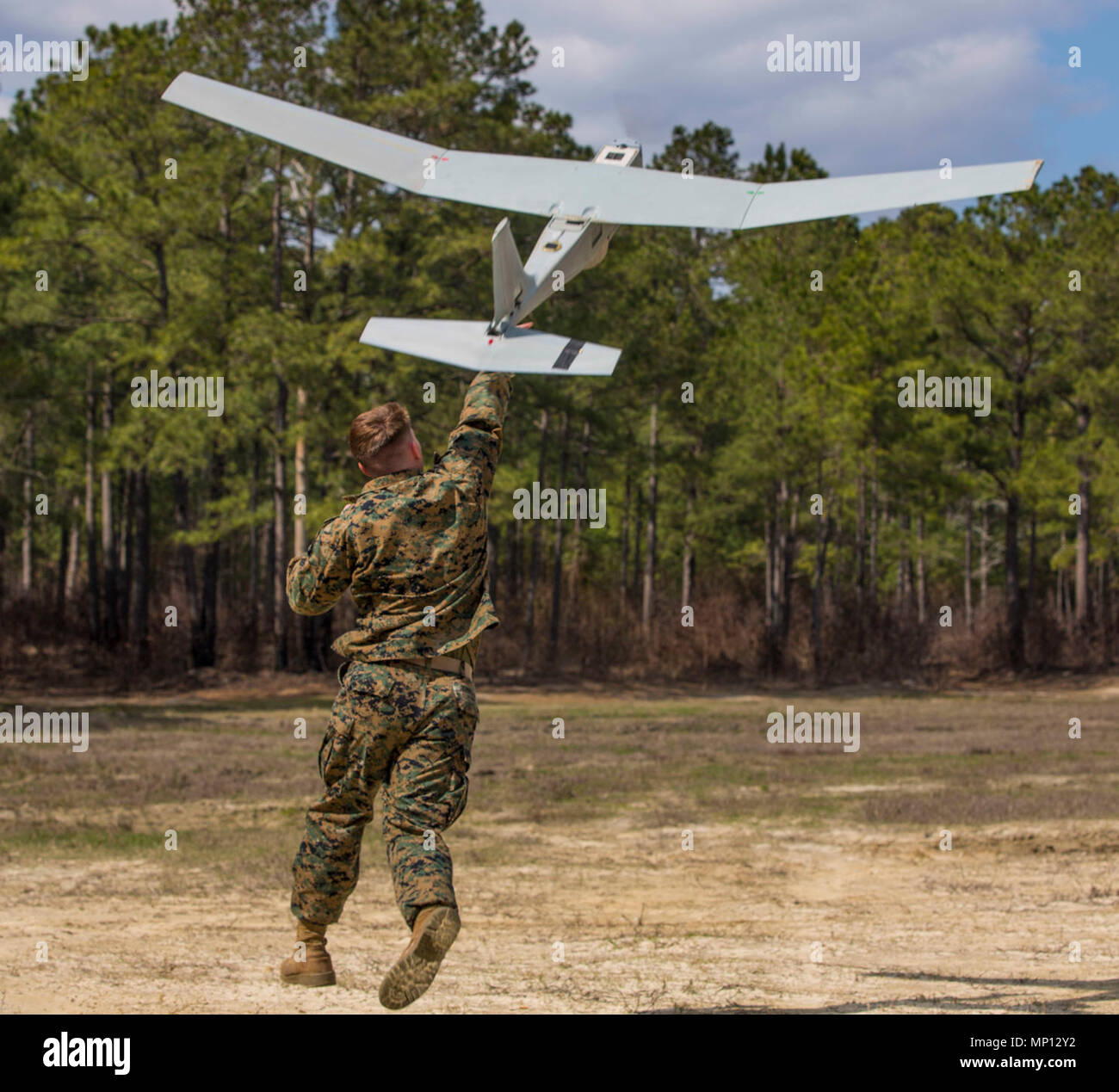 Corporal Logan Johnson von 2 Intelligenz Bataillon, II Marine Expeditionary  Force, startet eine RQ-20 B Puma während einer unbemannten Ausbildung in  Camp Lejeune, N.C., 8. März 2018. Die Marines durchgeführt UAV Ausbildung