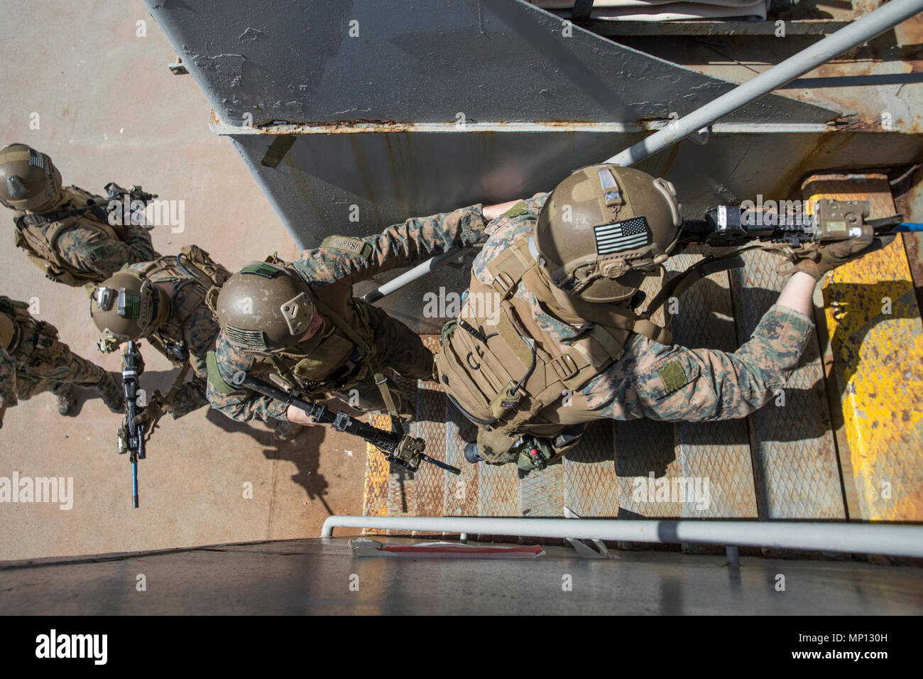 Die SOUDA BUCHT, Griechenland (8. März 2018) Marines zugeordnet zu maritimen Raid-Kraft (MRF), 26 Marine Expeditionary Unit (MEU), führen Sie einen simulierten besuchen, Board, Suche, und Beschlagnahme Betrieb an Bord der Schulschiff HS Aris (74), in der Marinebasis Souda Bay, Griechenland, 8. März 2018. Die NATO Maritime Verbot Operations Training Center (NMIOTC) gehostete Ausbildung des MRF als Teil einer zweiwöchigen Kurs, maritime Verbot Techniken zu NATO-Partnerstaaten zu unterrichten. Stockfoto